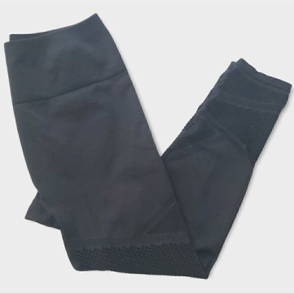 Fabletics High Waisted Black Mesh Crop Leggings - Picture 1 of 3